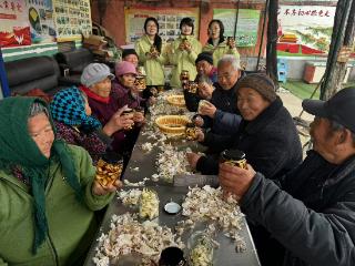 【社会主义核心价值观“五个融入”】济南市莱芜区方下街道社工站开展耆乐融融项目之 “腊八粥香溢 蒜香伴寒冬”腊八节主题活动