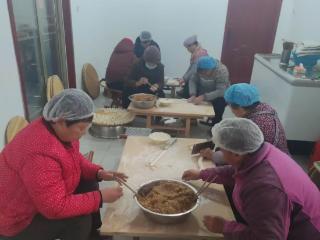 【泉在济南过大年】济南市莱芜区方下街道柳行沟村：腊八饺香暖寒冬 敬老情浓满乡村