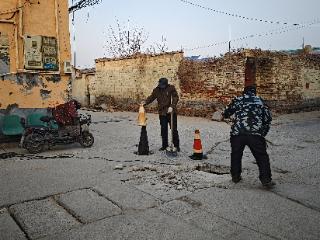 泰山区徐家楼街道夏家庄村：修复排水沟盖板 守护村民“脚下安全”