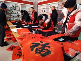 腊八集市翰墨香 菏泽鲁西新区陈集镇“墨香传福”千副红联暖乡邻