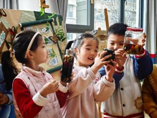 枣豆玩出数学趣 腊八品出传统味 济南历下一幼解锁别样腊八节