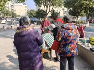 敦煌社区：非遗剪纸绘和谐，便民暖“新”送祝福