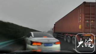 轿车高速上疑似“刀片式”超车引发事故 司机担全责