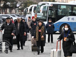 省人大代表满怀民意赴盛会报到