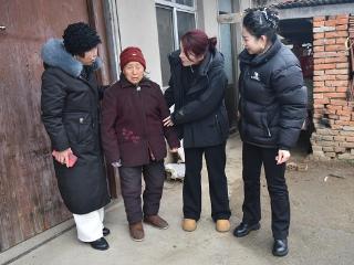 郯城县城建未来城瑞和物业到杨集镇开展“腊八节”走访慰问活动