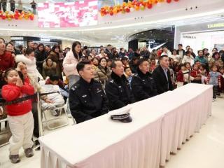淄博交警：冬季守护暖童心 警娃联欢迎新春