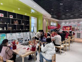 荷韵社区：花载福气，桶贺新春