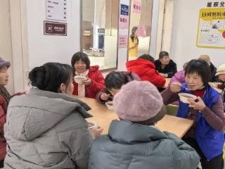 星辰北社区：岁暖腊八粥香溢，情满星辰敬老心