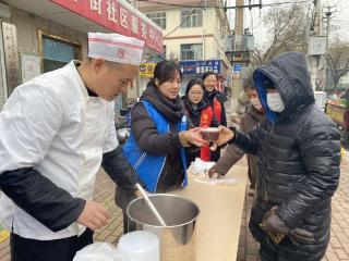 济宁市任城区阜桥街道安阜街社区开展“浓浓腊八节 粥到暖人心”志愿服务活动