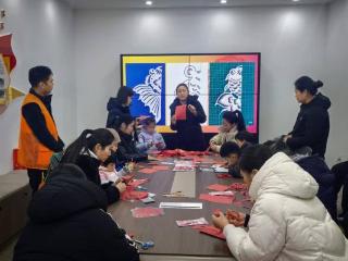 济宁太白湖新区许庄街道滨湖社区开展“巧手裁红纸，腊八纳新风”剪纸活动