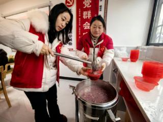 江西奉新：腊八暖粥送温情，社区敬老暖人心