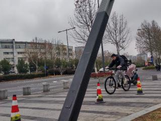 合肥这处路灯“摇摇欲倒” 应急管理部门2小时后扶正