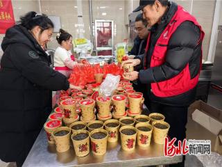 尚义县惠民苑社区为高龄老人送腊八粥