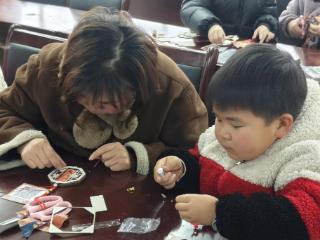 淞涛社区：指尖传承非遗美，宋锦风铃送福来