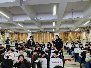 微山县公安局开发区派出所深入校园开展打击网络谣言宣传活动