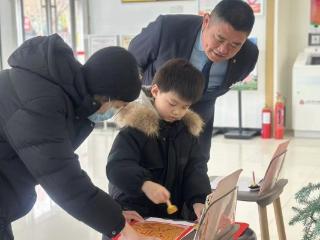 莱芜农商银行雪野旅游区公司业务营销中心：非遗拓印迎新年 民俗体验暖人心