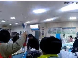 大皖正能量|机器绞伤手掌 蚌埠警民医携手开辟生命通道护送伤者就医