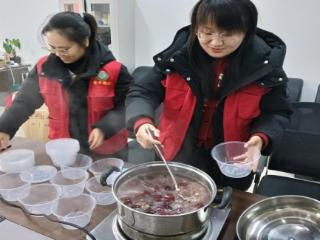 济宁市任城区李营街道苗营社区开展“粥香漫社区 邻里暖腊八”志愿服务活动