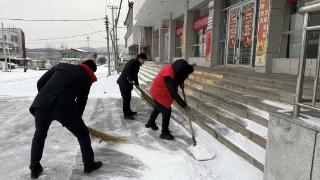 莱芜农商银行圣井支行：扫雪除冰保通畅 暖心服务不停歇
