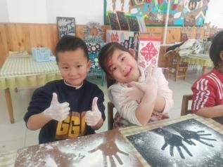 指尖上的艺术游戏——东营市利津县北宋镇中心幼儿园开展面粉光影秀活动