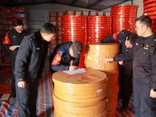 刑拘6人！上饶市信州公安查获1.4万余件非法储存烟花爆竹