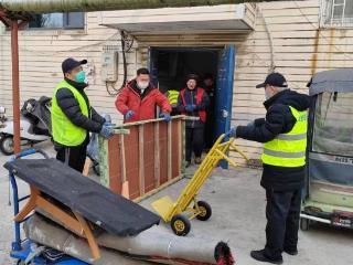 济宁市任城区阜桥街道红东社区开展“清楼道杂物 护家园平安”志愿服务活动