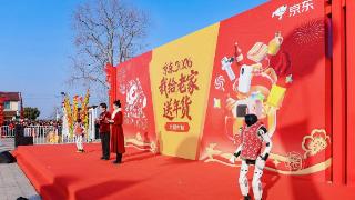 京东携机器人亮相乡村舞台光明村首届“村晚”科技感拉满
