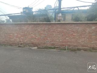 四川南充街头低俗标语已被拆除 警方对涉事店家进行教育