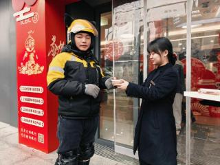 工行贵阳乌当支行“工行驿站”腊八情系户外劳动者