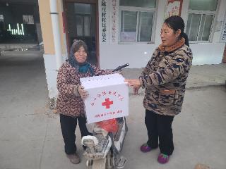 寒冬里的“暖心礼” 沈丘县陈庄村爱心暖包送到群众心坎上