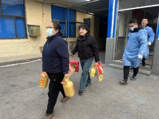 【“泉”在济南过大年】济南市莱芜区凤城街道西关社区：发放春节福利 弘扬传统美德