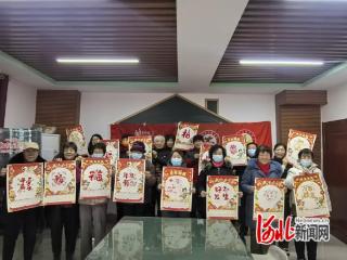新华区汇君城社区：银龄巧手绘新春 手工挂历添年味