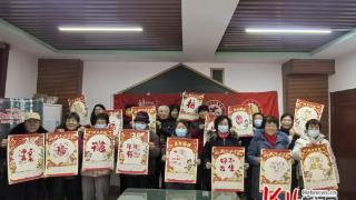 新华区汇君城社区：银龄巧手绘新春 手工挂历添年味