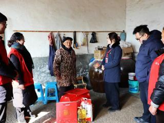 东台农商银行南沈灶支行与晨光村联合走访慰问