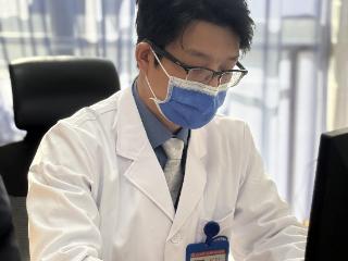 纵览原创丨石家庄有支“医生摇滚乐队”！白天做手术，晚上玩摇滚，把工作经历写进歌词里