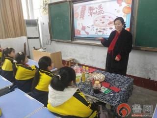 枣庄市市中区孟庄镇中心小学开展传统腊八蒜制作活动