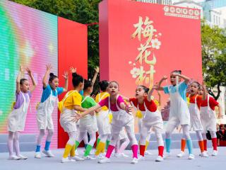 街坊唱主角，广州越秀梅花村街“村晚”提前点燃新春氛围