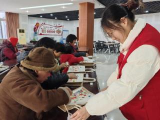 淞涛社区：植物拓印疗身心，“蝶骨巴特”暖银龄