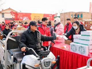 京东为光明村送年货 面膜套装成香饽饽