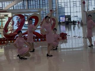 新春走基层｜“飞驰迎春 暖途相伴” 杭州空乘专业学生在机场送温暖