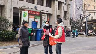 【培育和践行社会主义核心价值观】 共建卫生家园 共享健康生活——万官社区开展爱国卫生宣传活动