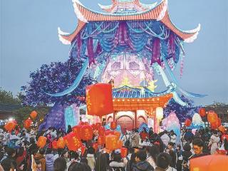 灯笼高挂年味浓！造型各异的马元素在厦闪亮登场