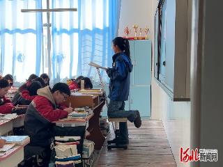 纵览原创丨保定高三老师骨折后拄拐杖坚持授课，用行动诠释“坚持很酷”