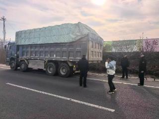 青岛西海岸新区珠海街道综合执法中队开展冬季建筑垃圾集中整治行动