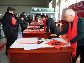 文化进站暖旅途 春运服务暖人心