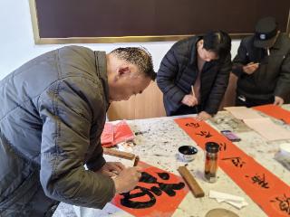济宁市嘉祥县嘉祥街道文昌社区举办“迎新春，送春联”文化进万家主题活动