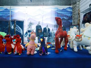 绣针跃动迎春 骏马奔腾入画 ——“贵州绣娘”马年文创火爆市场