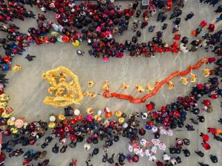 【好评中国】“村晚”小舞台，展现振兴新精彩