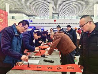 东湖评论：火热的春运，让回家的路更温暖