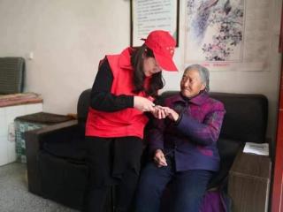 济宁市任城区安居街道孙井村开展“关爱高龄老人”志愿服务活动